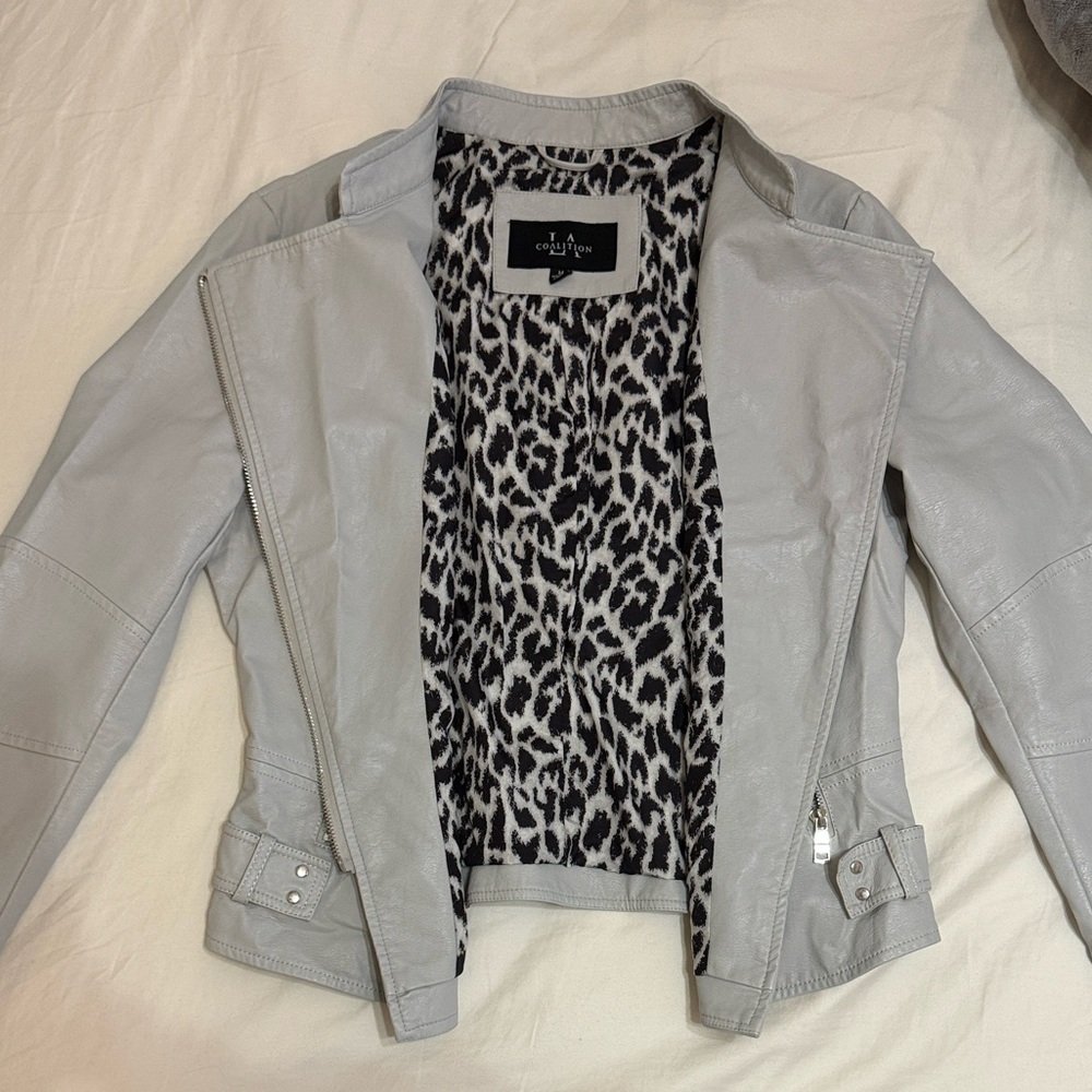 Chic Light Gray Leather Jacket - image 3